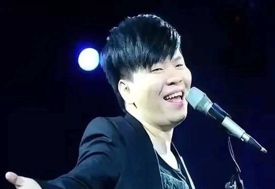 单纯的对他不喜欢。
我的原因就是常石磊唱歌时候的那些转音和炫技都是没有来由的。