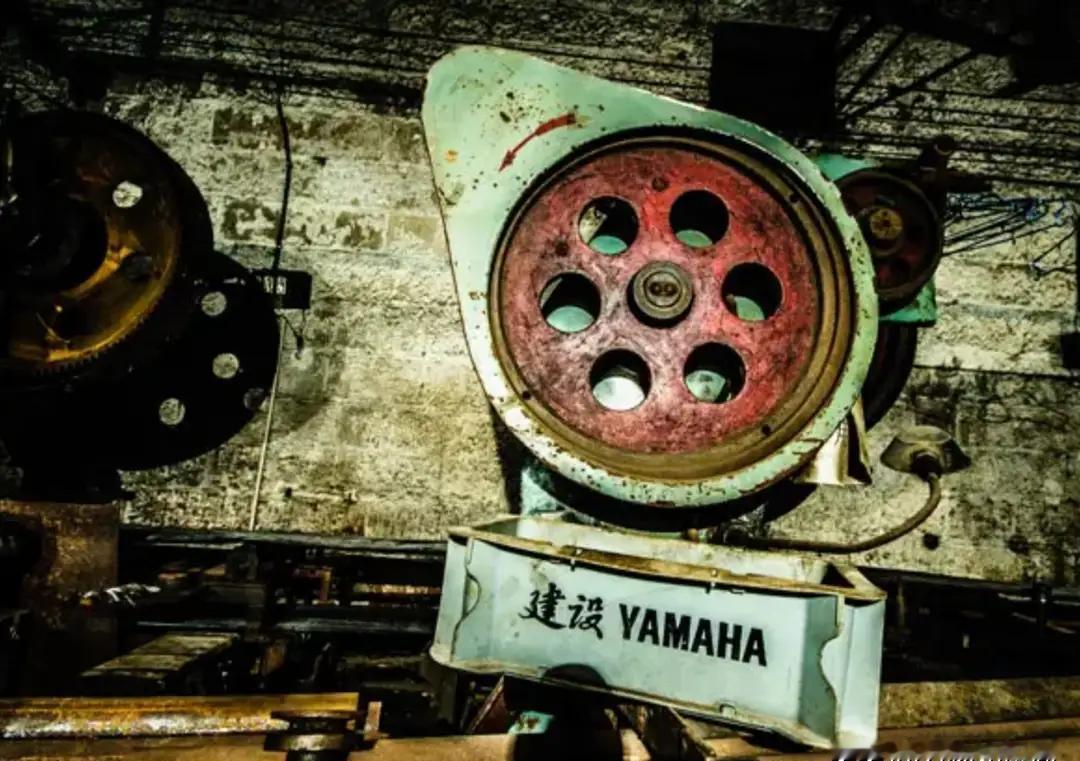 2006年，一群游客来到贵州的一处溶洞，意外发现两台美国产发电机，令他们震惊的是