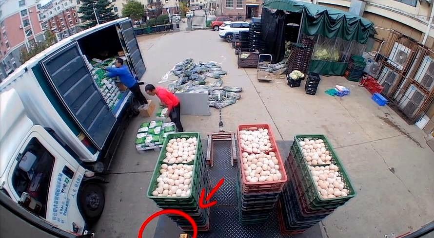 一男子第一天上班，搬运鸡蛋时按错了按钮，导致货车尾门突然下降，连人带16筐鸡蛋倾