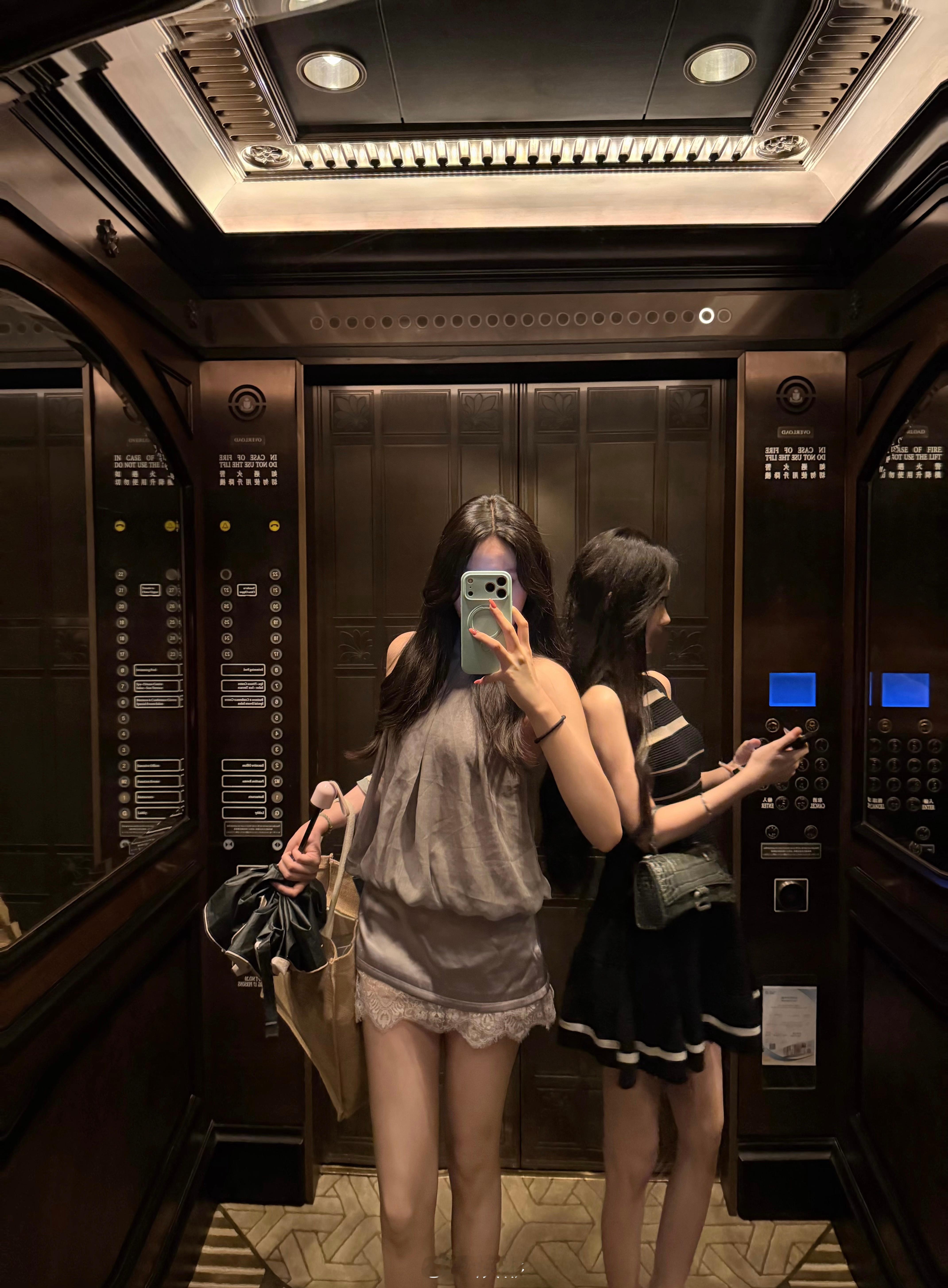消费升级，香港电梯随处可见最新款iPhone！ 