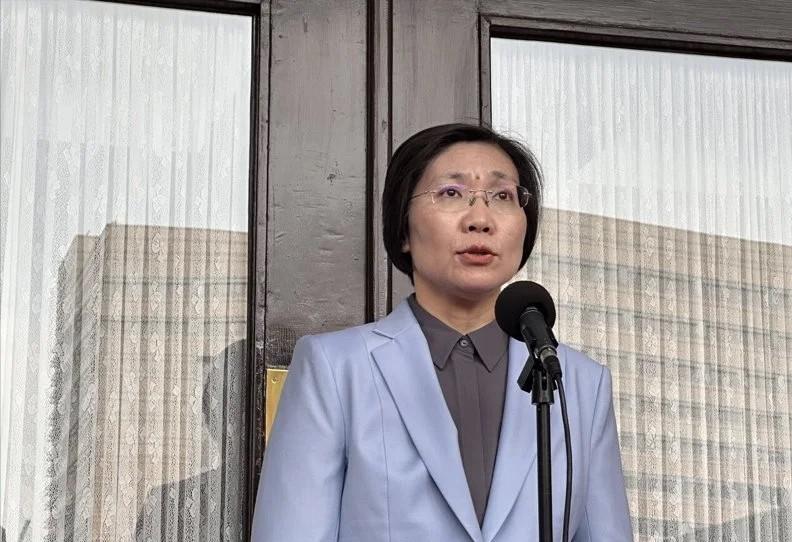 在最新民调中，国民党新竹县长参选人徐欣莹以38.7%的支持率占据优势，领先民进党