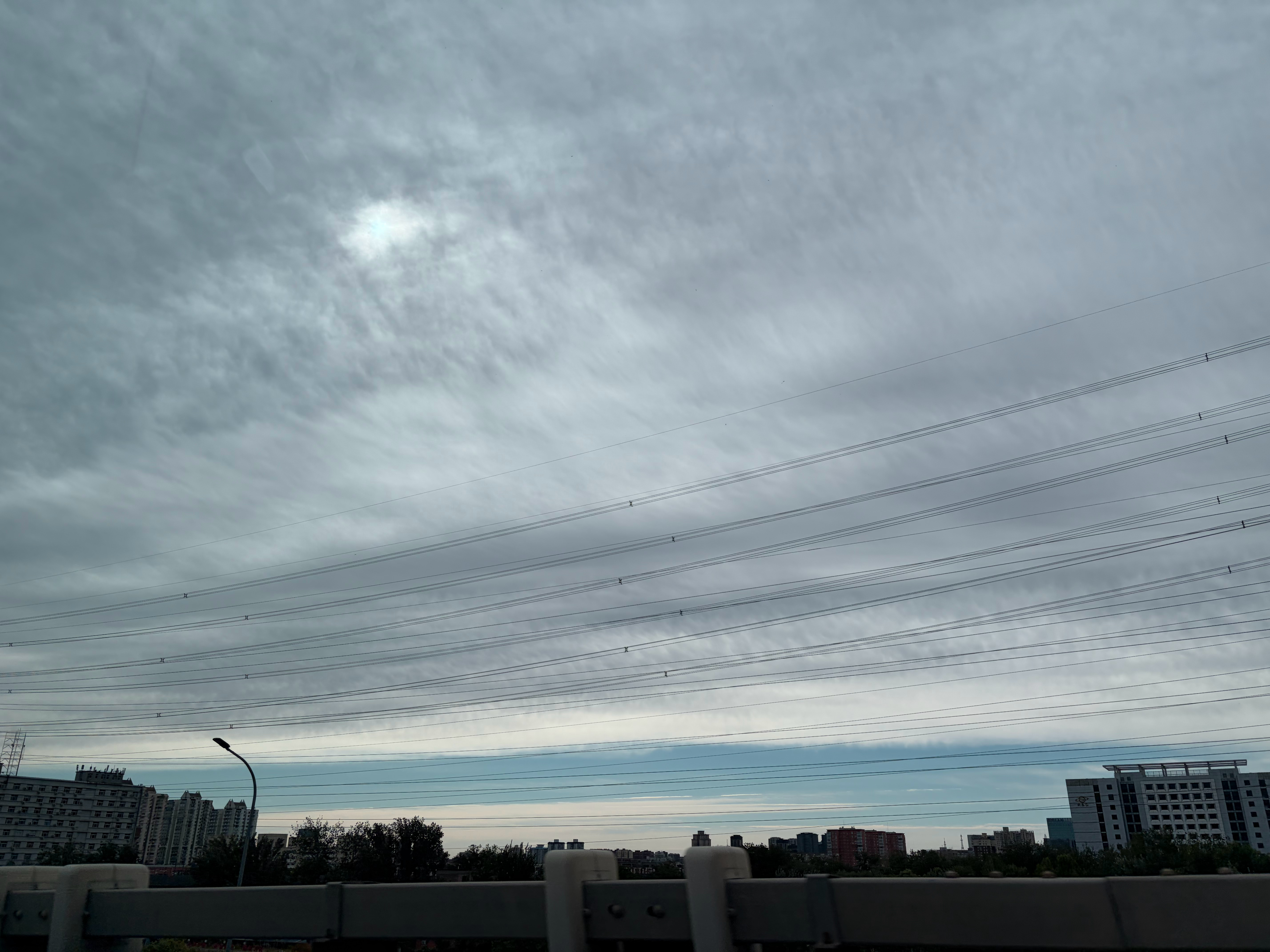 卧槽…今天北京这个云…要是现在是夕阳晚霞估计真就是世纪大烧了[泪奔]可惜我已经在