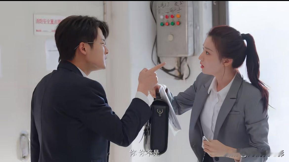 檀健次、王楚然主演的《爱情有烟火》酷云收视曲线一路走低，从开播峰值1.2%持续滑