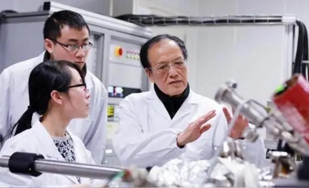 中国科学家再展卓越智慧，成功攻克世界级难题！在前沿科技领域，他们凭借坚韧不拔的钻