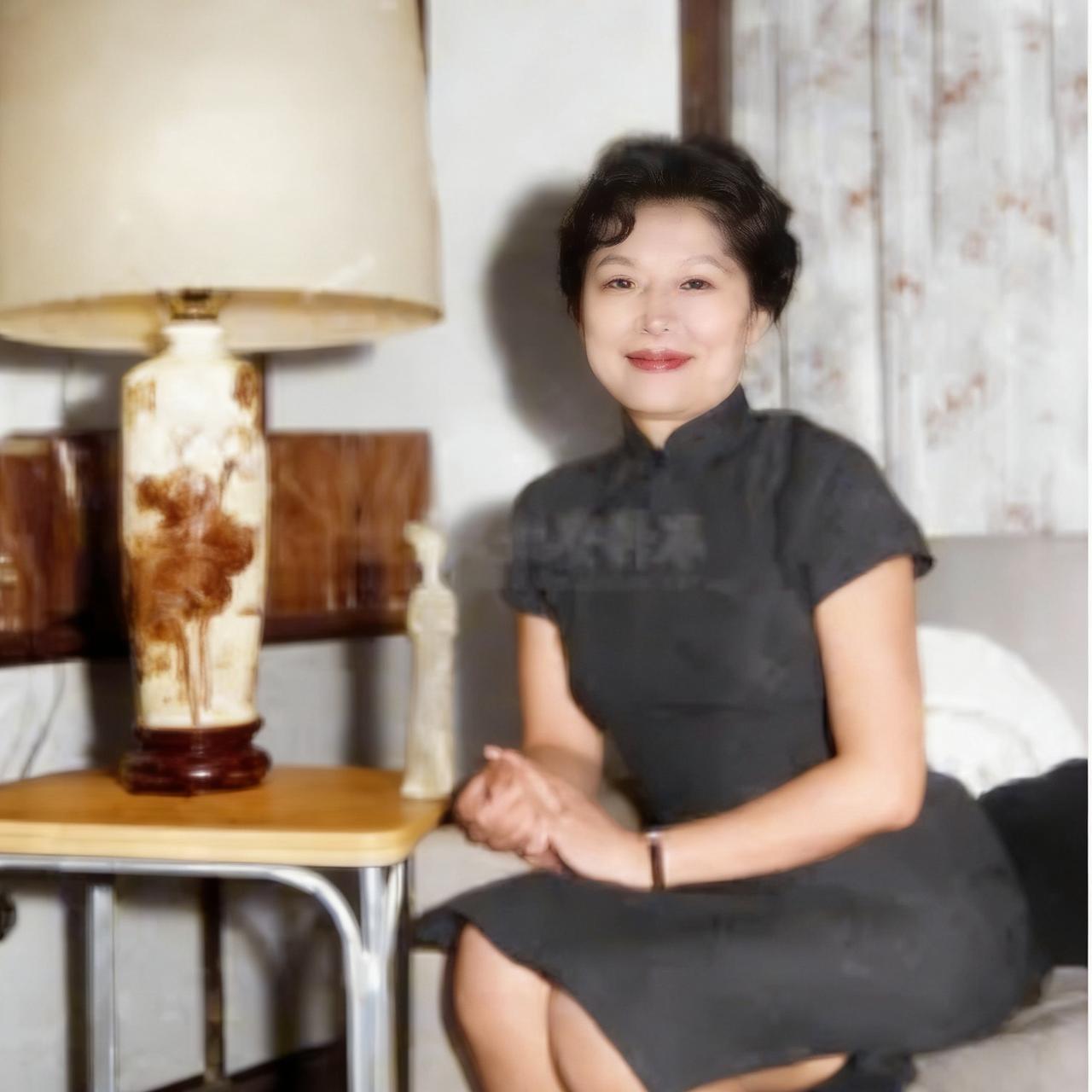 50年代，京剧名伶顾正秋年轻时，一张罕见的留影，镜头中的她穿着旗袍，优雅漂亮，坐