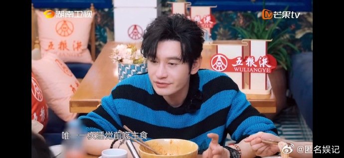 黄晓明[超话]黄晓明被丁禹兮嘴甜劝饭中餐厅黄晓明说他晚上两年没吃主食，但丁禹兮一