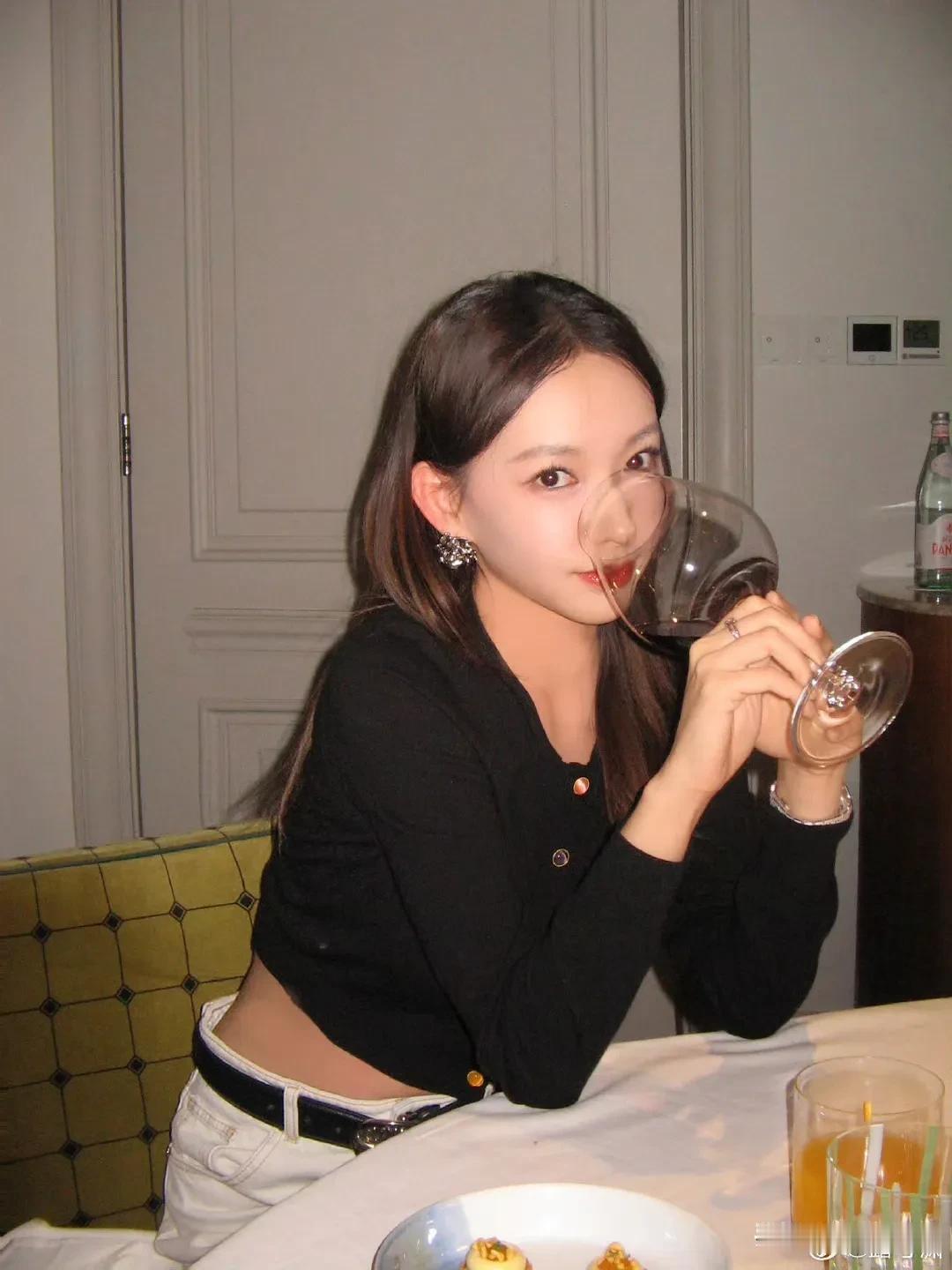 程潇妆造引起不满，粉丝让公众见识庞大饭圈力量

近日，程潇在嘉人红毯活动上的妆容