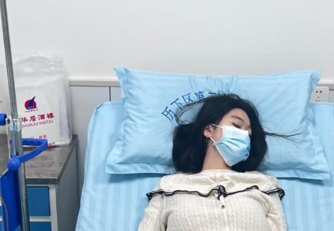 一个女孩，因为拉肚子去医院，结果肠镜一做，医生沉默了。从肛门口到整个结肠，密密麻