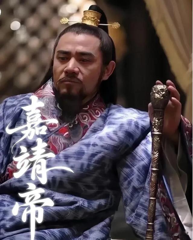 1565年，嘉靖决定处斩严世蕃，严嵩跪了数天，也没见到嘉靖。回家后，严世蕃非但不