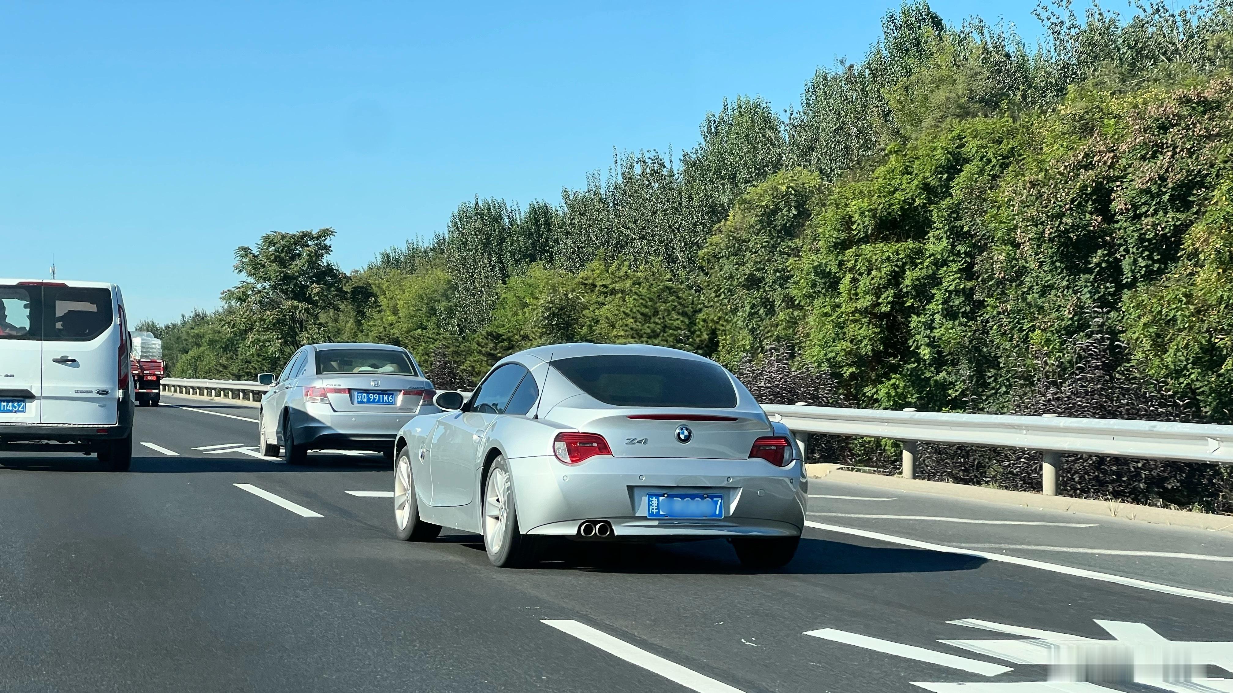 秋天的早晨 路上看到好看的车 上班的心情也能稍好一点 ​​​