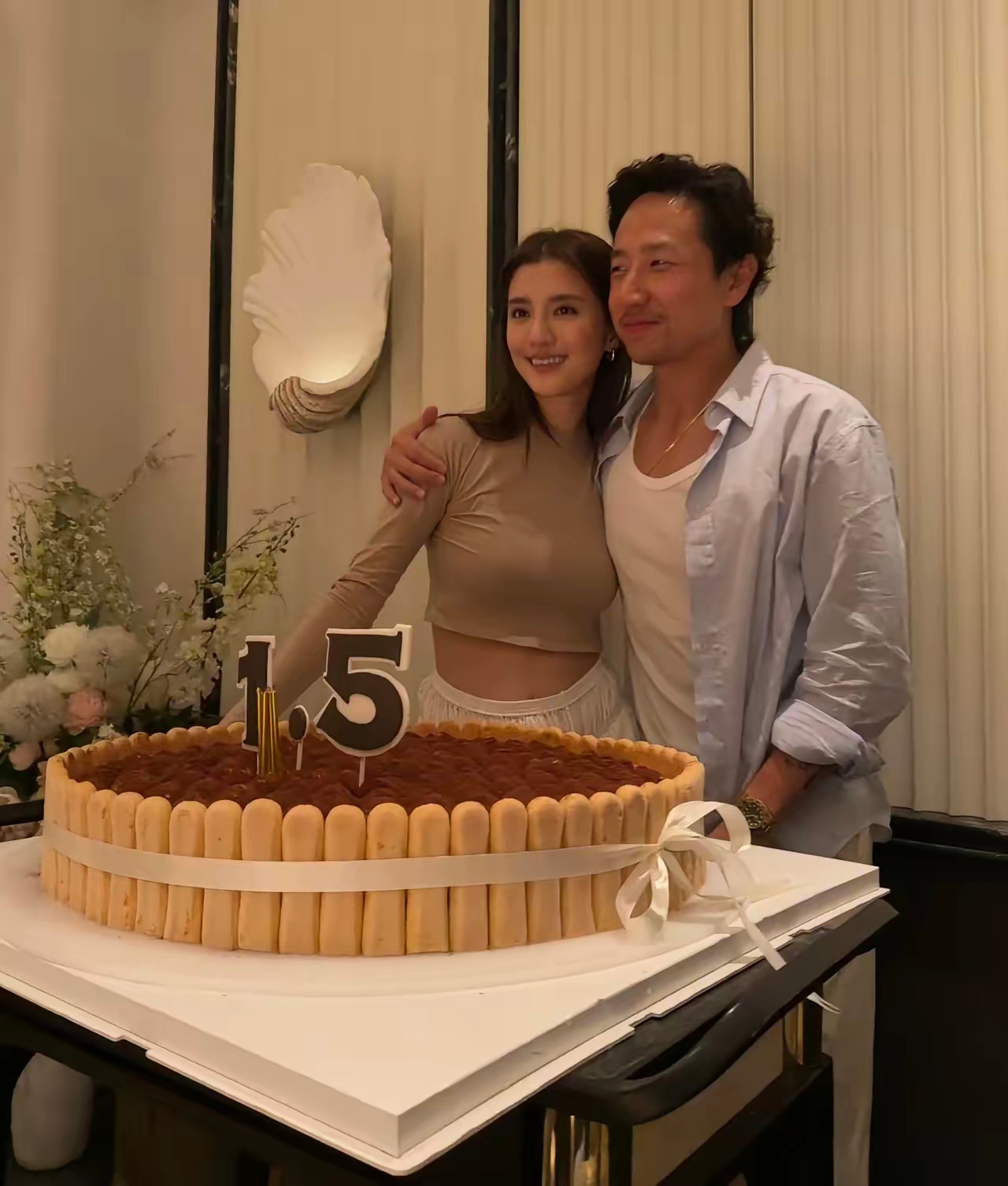 吴千语一场直播的佣金，比他一年工资都高。施伯雄站在庆祝1.5亿销售额的横幅前微笑