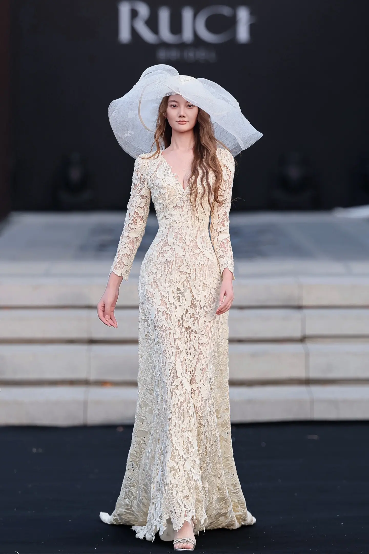 RUCI BRIDAL SS25 SHANGQIU 玄鸟·瑰 序章启幕...
