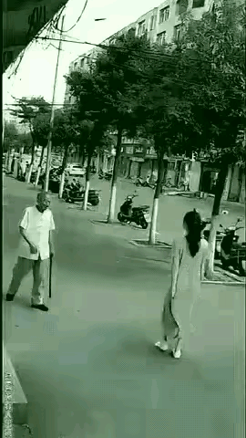 如此碰瓷，也太明显了。尤其是最后那一下，报应的太及时，直接归西。
   有人说，
