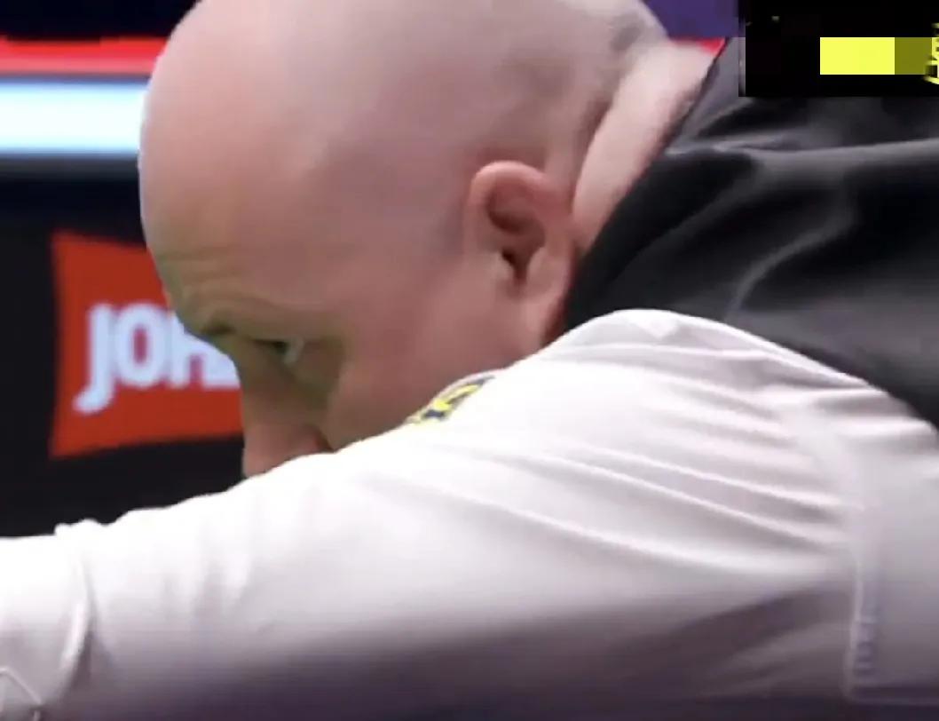 昨晚特鲁姆普打底库红球，两杆不中，罚8分还判了自由球。
从荧屏直播角度看，底库那