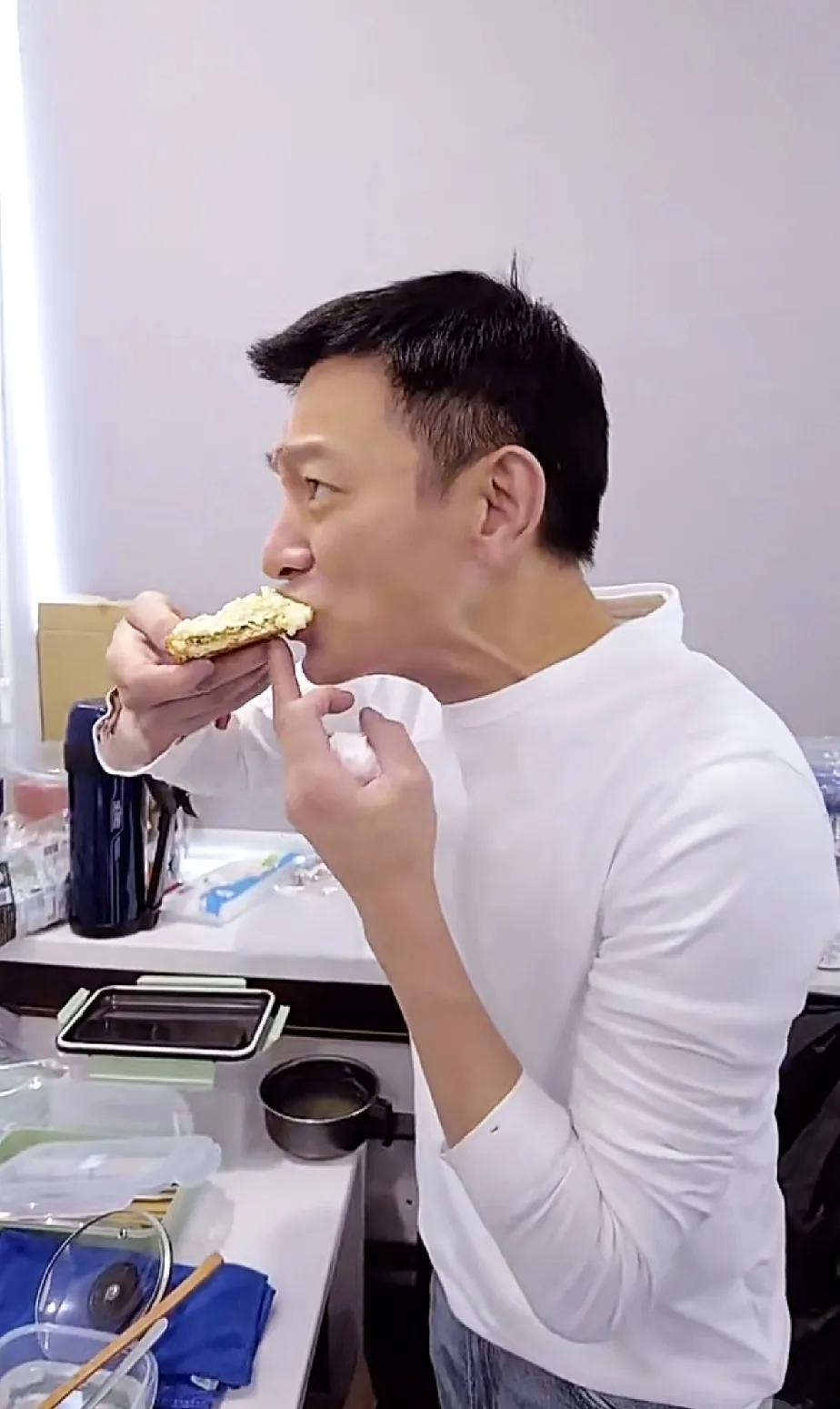 很多人没意识到，
可能我们吃比刘德华好多了！
因为他不敢吃，也不能吃，
口腹之欲