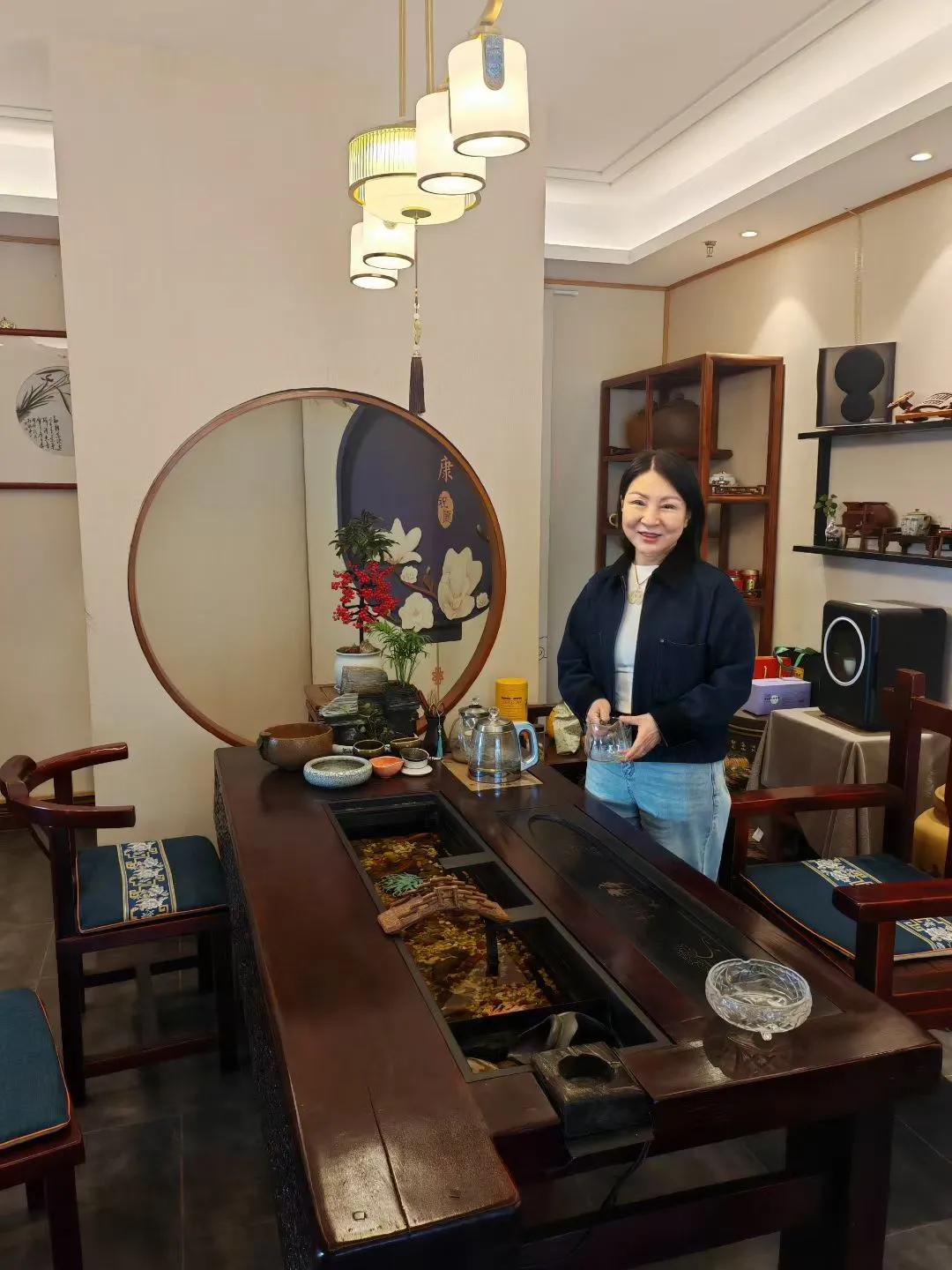 下午。拜访海纳汇老总焦彦容女士。（韩联社）

她是我的藁城老乡。给她带了几本自己