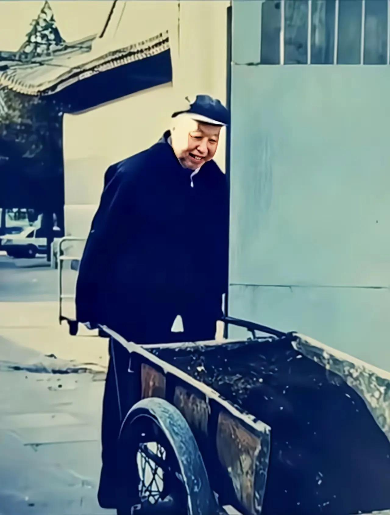 言行一致、始终如一、不折不扣的初心使命坚持者、遵循者、践行者华主席，被亿万人民所