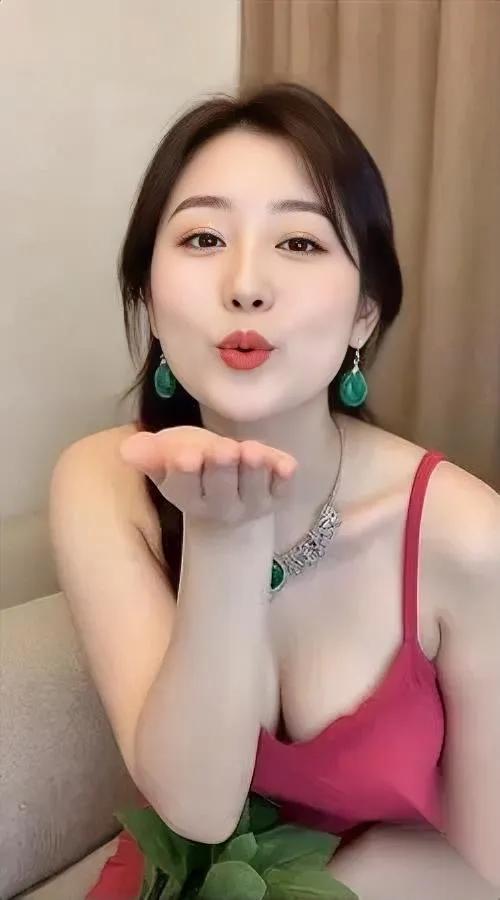 我最近想通了——

喜欢的“开关”分两种

一种烧得快，一种暖得久。

比如第一