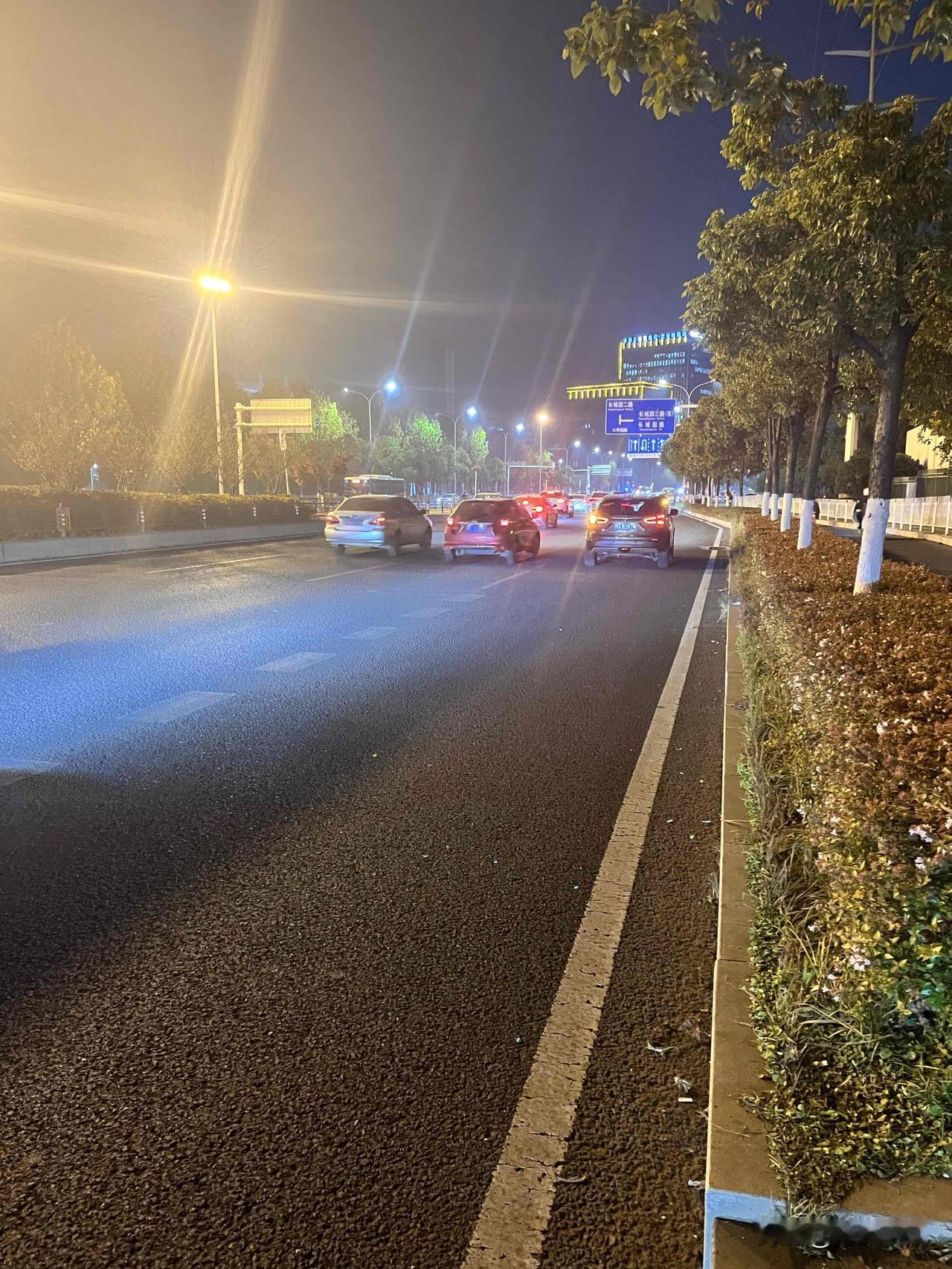 这路灯都亮得晃眼了，人家都坐在桌前扒拉晚饭，我还蹲在路边等公交——路面上车流呼啦