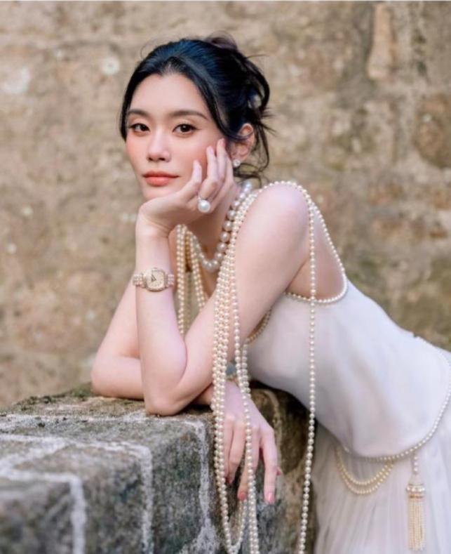 四太梁安琪三个儿子里，就小儿子何猷君最省心。长得帅气稳重，按部就班成家生子，儿女