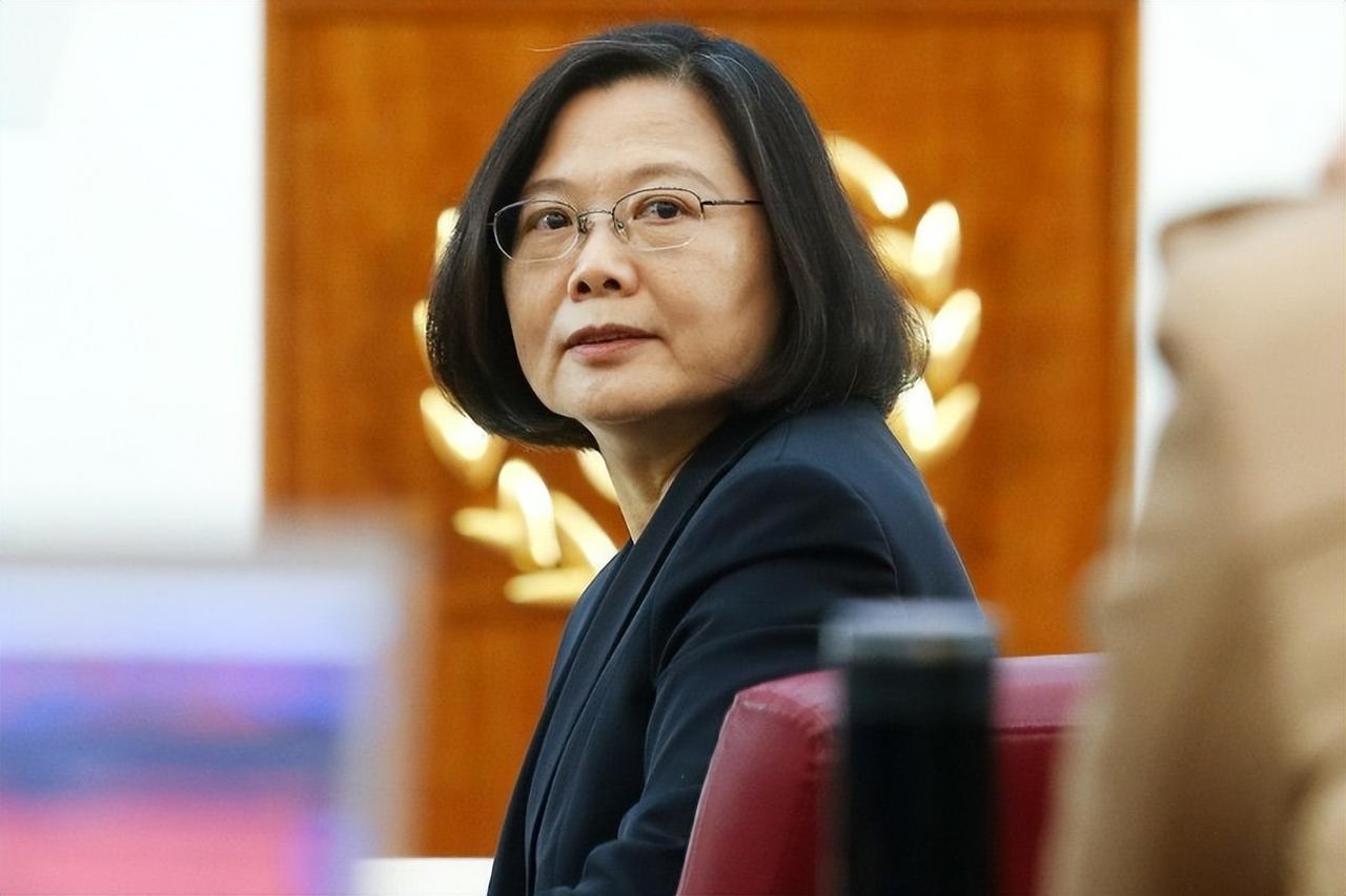 岛内最新民调直接把政坛整懵，超七成民众盼两岸坐下来政治谈判，近半数想尽快推进。更