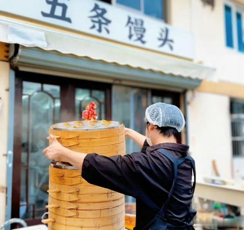 【不做电商做馒头电商跨界台州90后小伙把馒头做出花儿 】在台州椒江章安街道，一家