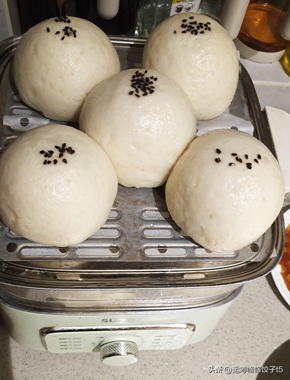 这个点，一骨碌爬起来蒸豆包的除了我估计没有第二个了。

 明明已经困到了极致，却