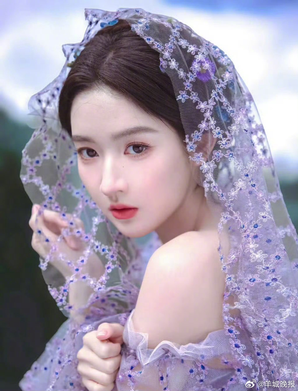 【分享内娱女星的紫色礼服，你pick谁？】紫色总像一场稍纵即逝的梦。淡紫纱裙像晨