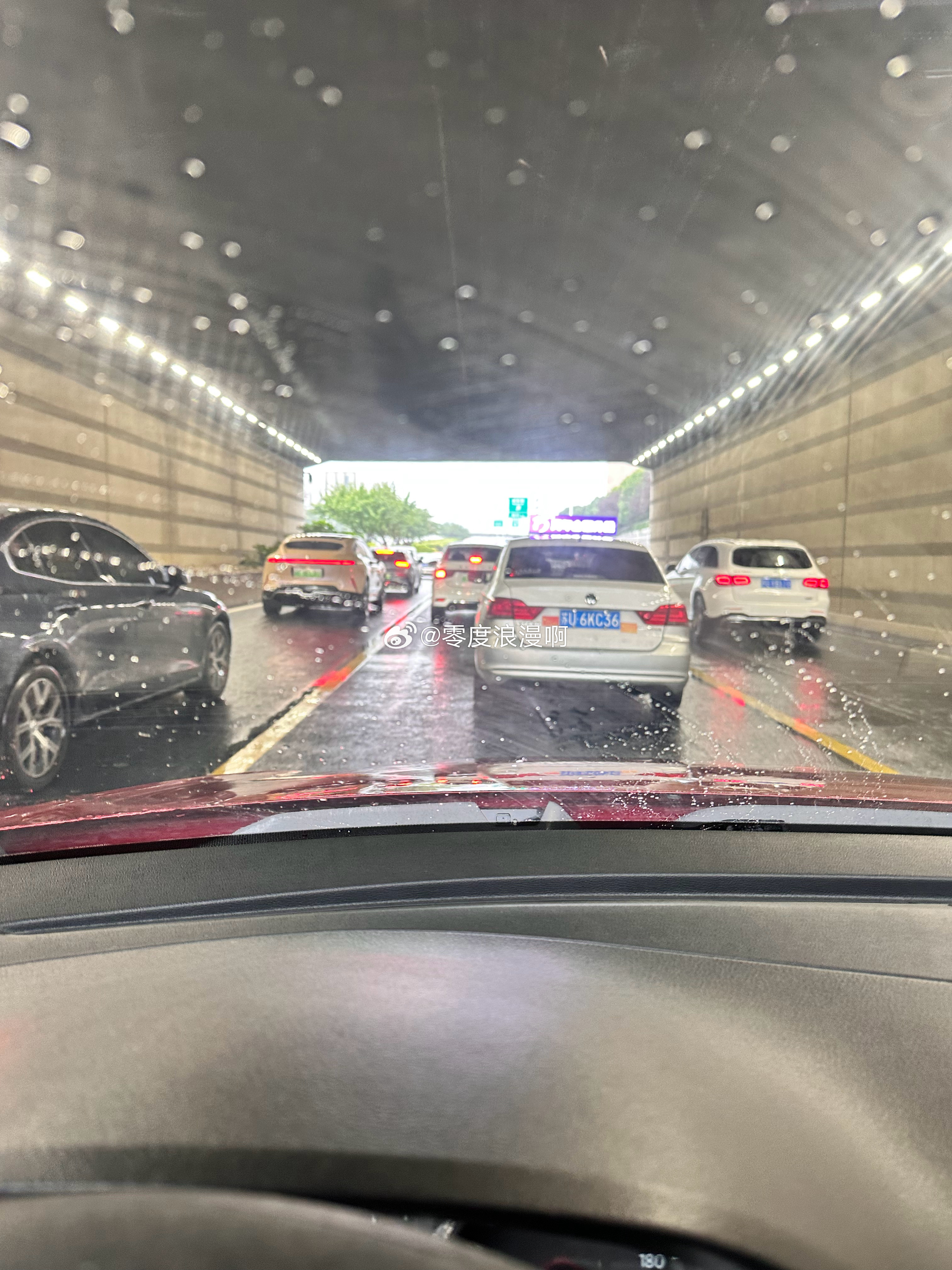 燃烧的陀螺仪  今天下大雨🌧️路上的车都开的很慢，还好没迟到，就差一分钟