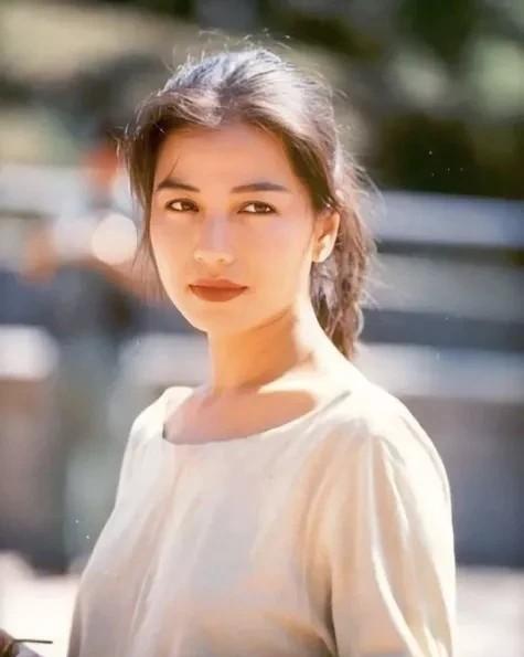 钟楚红出名后，有富商出价500万想约这位“最美艳的港姐”共进晚餐。结果被钟楚红一