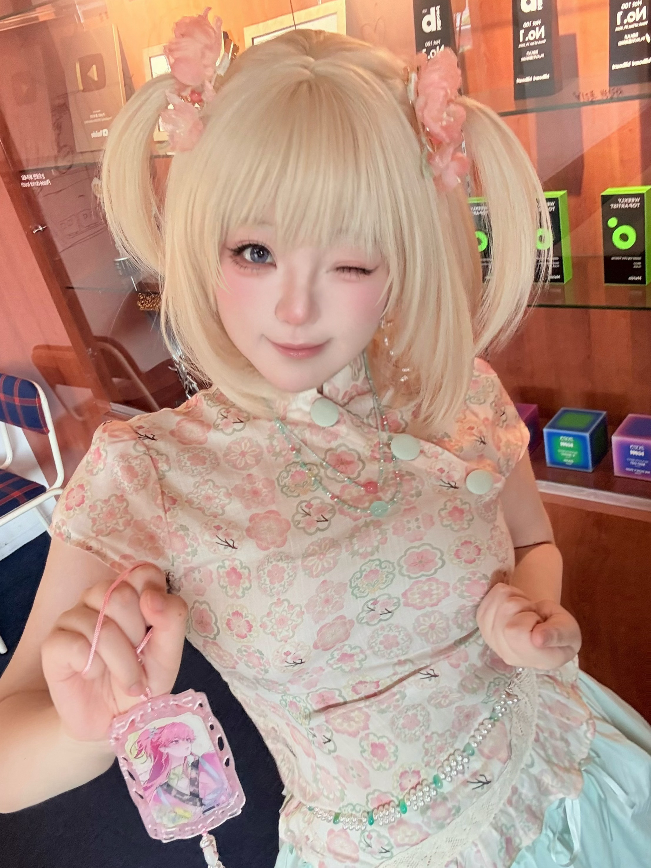 又在这里奇装异服 