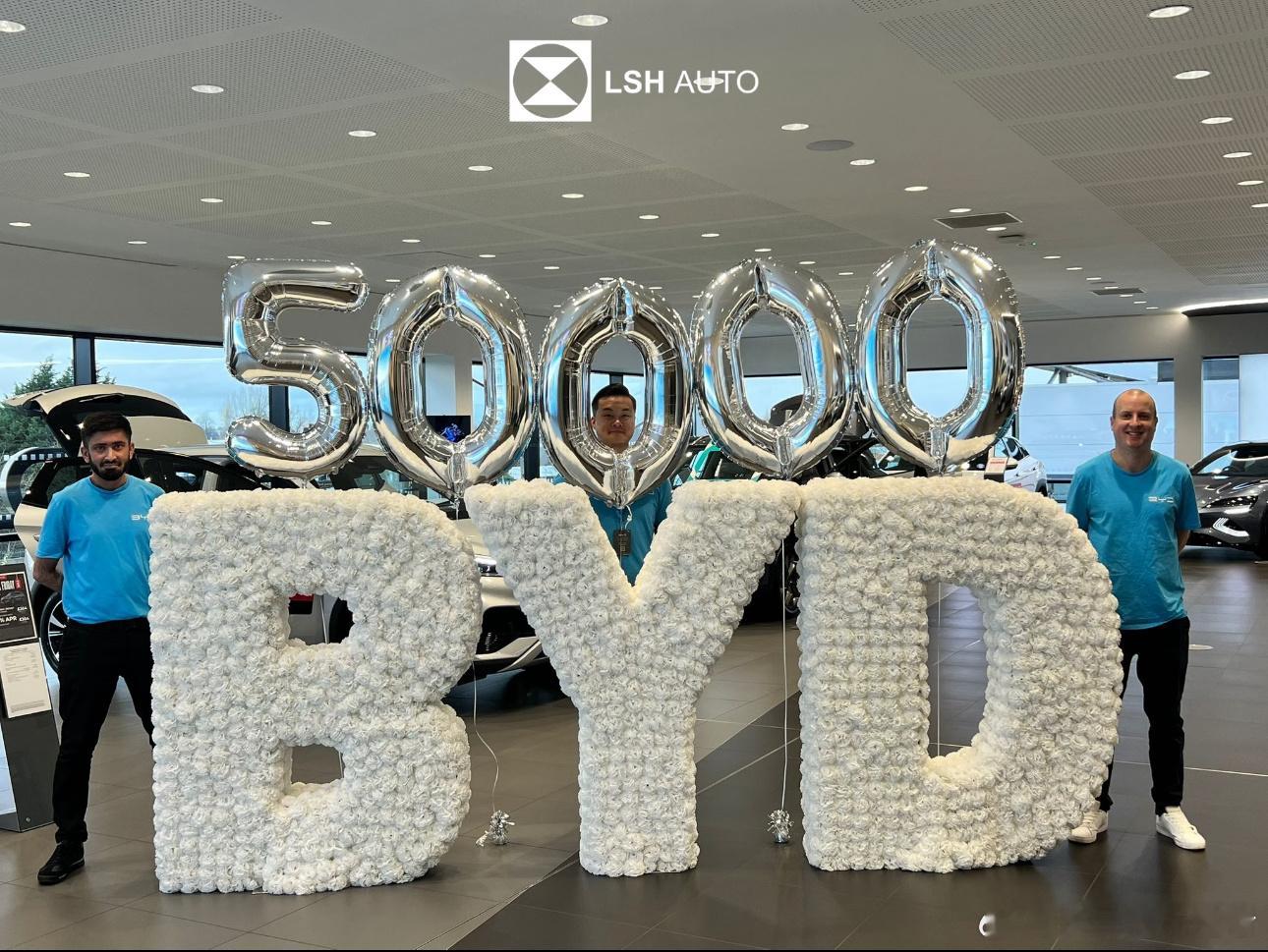 比亚迪2023年3月进入英国市场，目前累计销量已经突破了5万台！同时，奔驰全球第