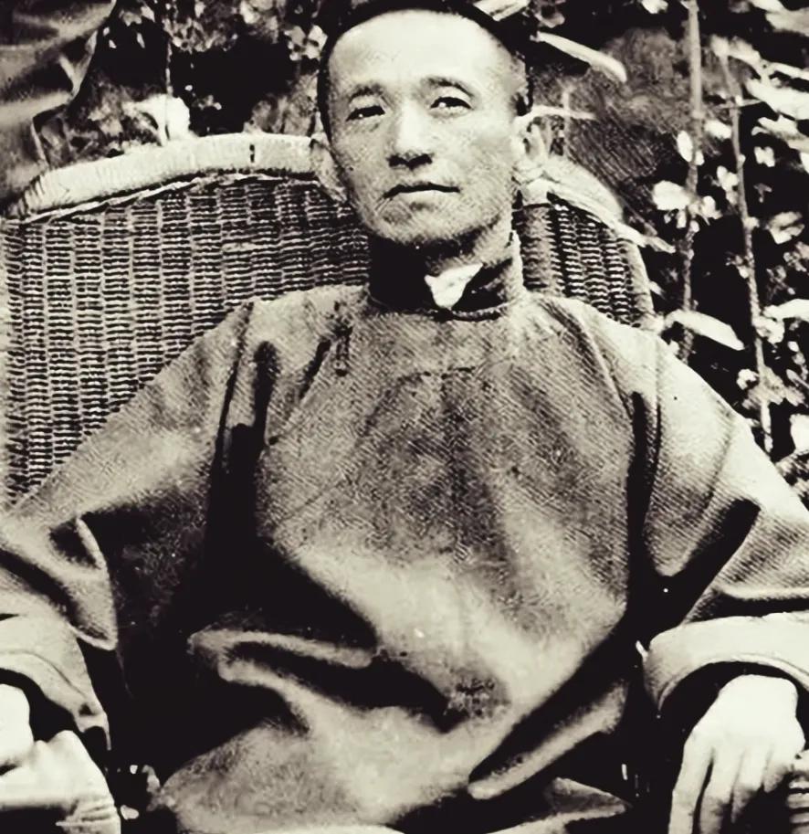 1948年，陈布雷劝老蒋不能只拍苍蝇要打老虎。老蒋听出是指孔宋。反讥道：听说你女