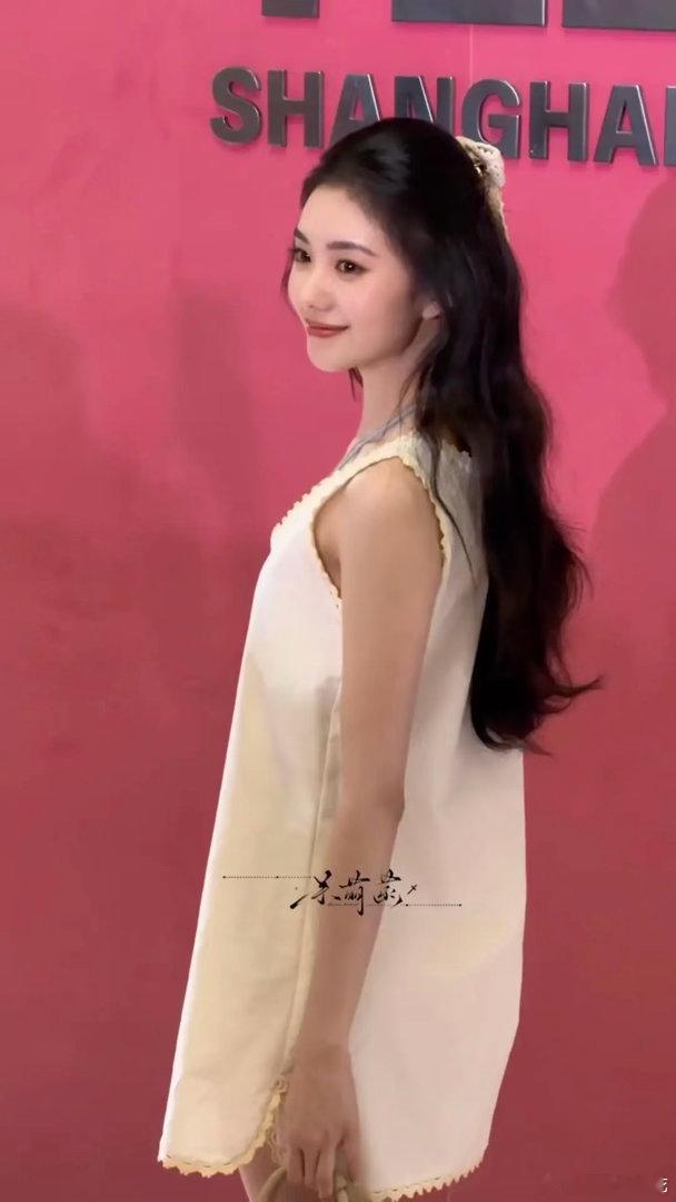 今天miumiu活动，刘浩存赵今麦看看谁状态更好？品牌衣服和造型今天都挺正常的，