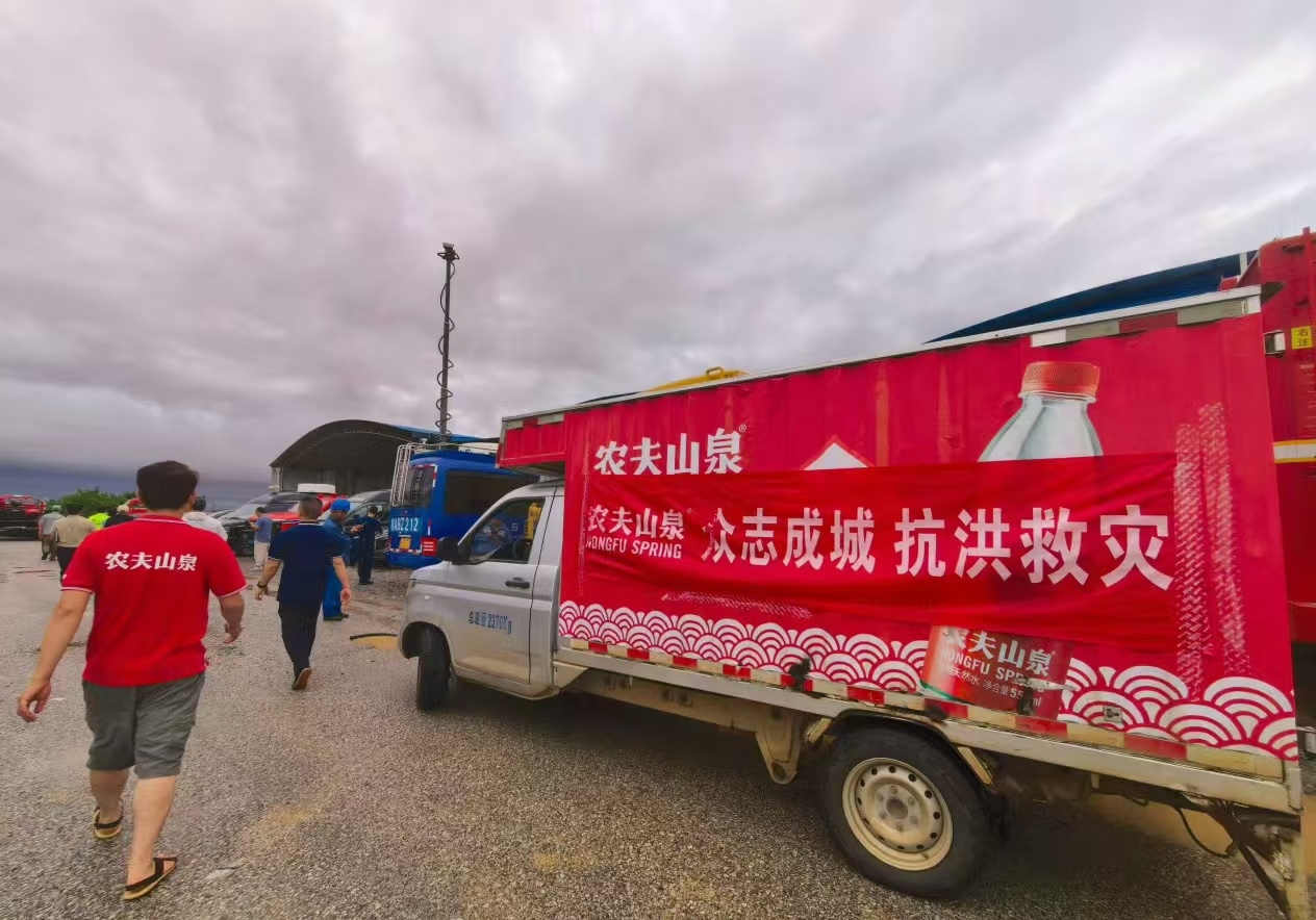 历史的进城农夫山泉捐赠1000万驰援广西横州那个茉莉花基地，6月底才投产，7月就