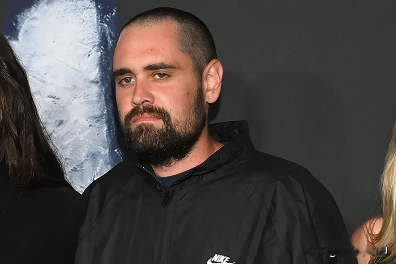 震惊世界！好莱坞著名导演夫妇豪宅被杀，凶手竟是亲生儿子
 
2025年12月14