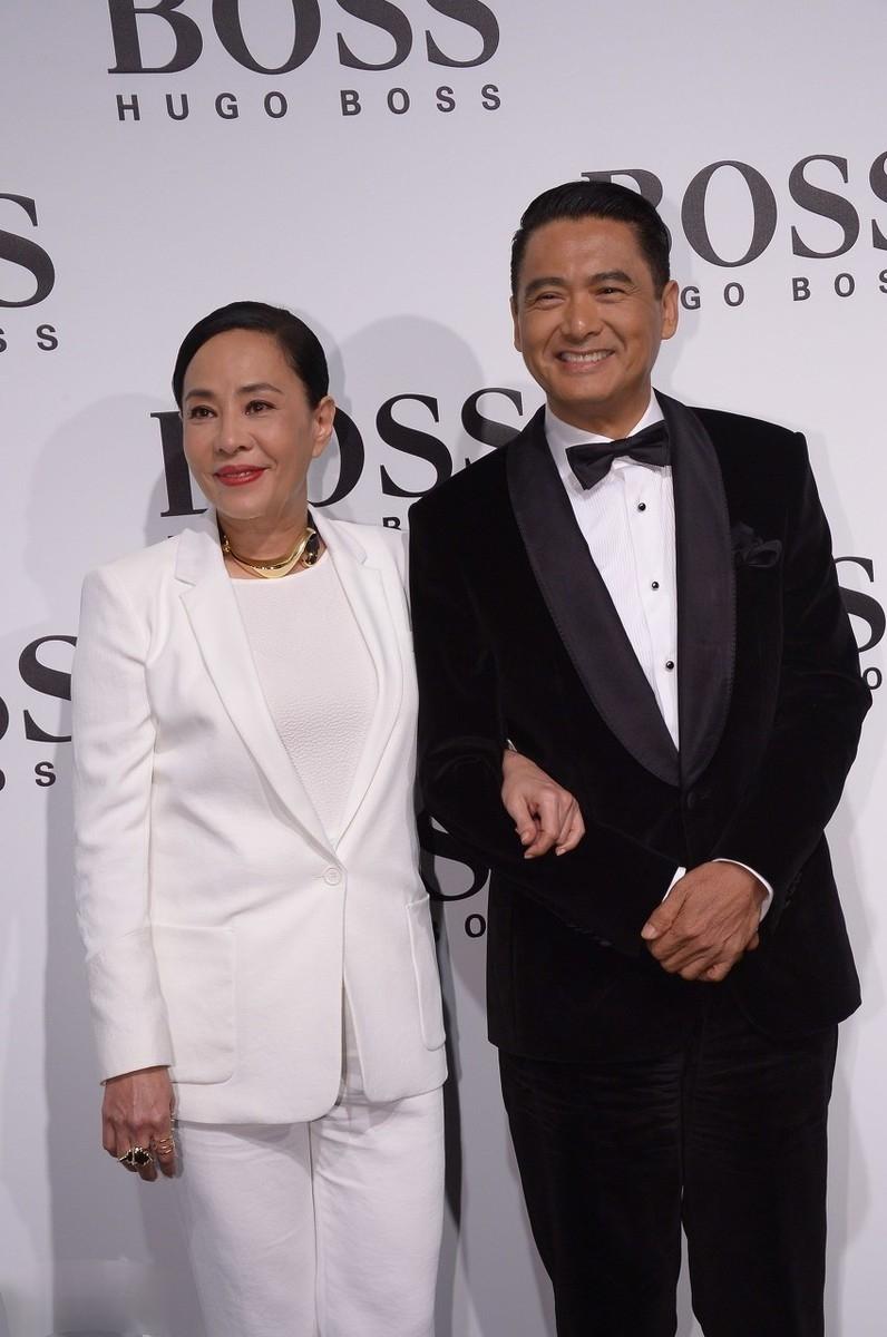 一次，记者问周润发:“娱乐圈那么多漂亮的女星，你为什么要娶相貌平平的陈荟莲？”周