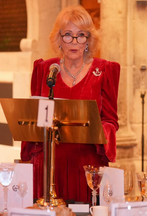 查尔斯三世担心儿子威廉王子，成为末代国王，让小儿子避开王室纷争。
伊丽莎白二世在