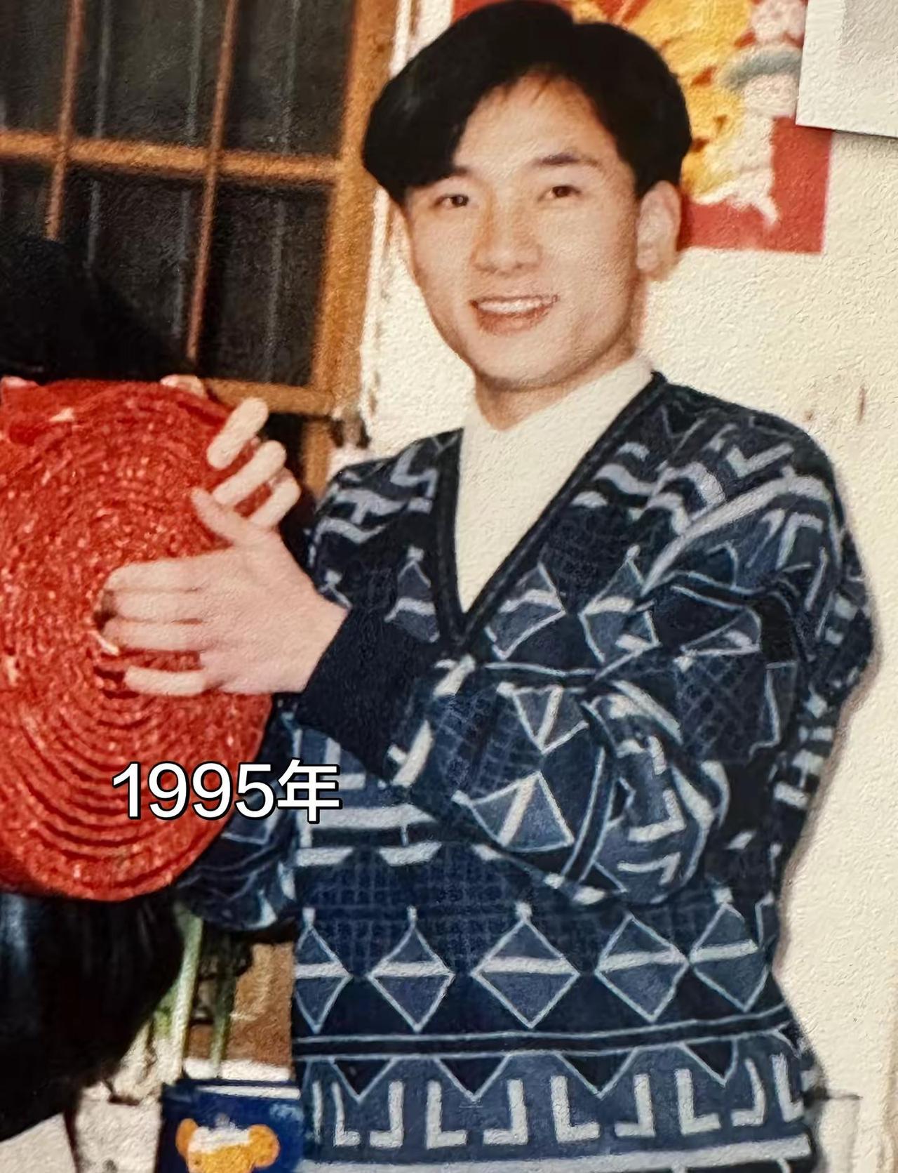 翻到老公30年前的照片。这身着装放在现在也不过时和老公在火车上认识的不排除当时也