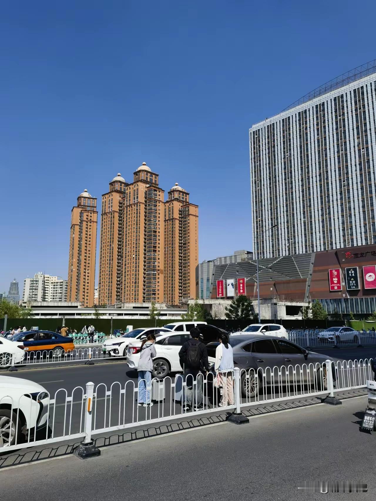 晒图笔记大赛冬天的徐州人还是挺多的，上厕所都要排队，苏宁广场。人流如织