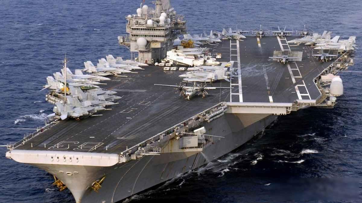 福建舰入列美航母事故频发谁能笑到最后？

这两天网上全在讨论福建舰服役的事，我刷