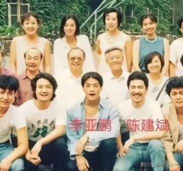 哈哈哈……原来大猪蹄子陈建斌和李亚鹏还是大学同班同学啊，一直觉得他俩是两代人[捂