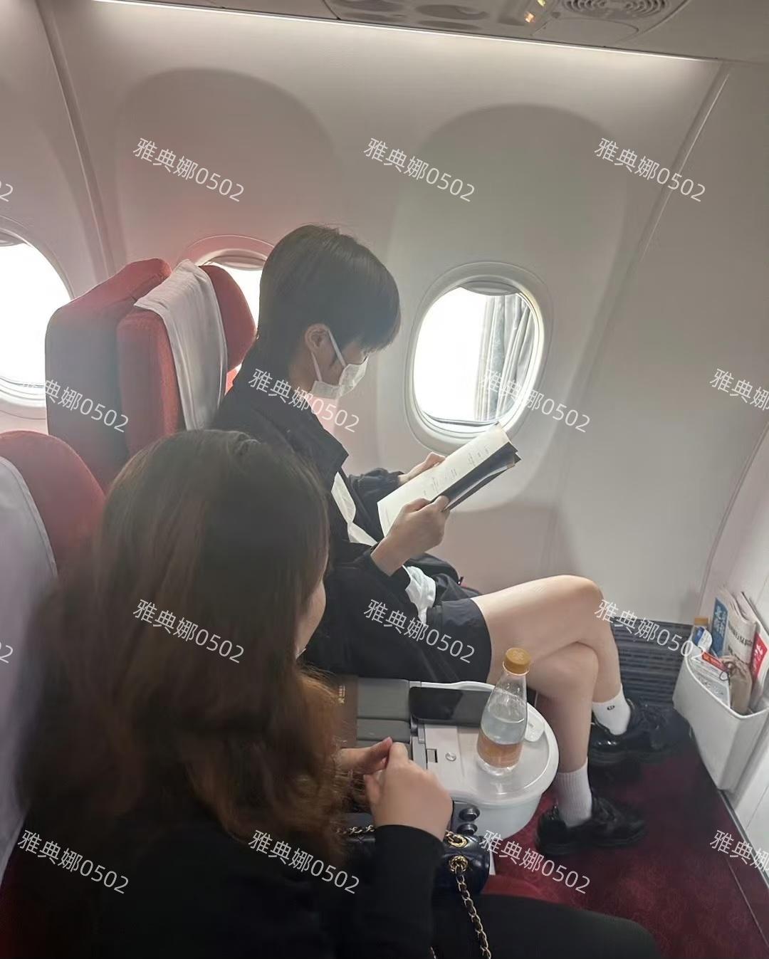 上海飞北京的飞机上遇到李宇春，虽然她今年出道已经20年了，但感觉她的样子跟刚出道