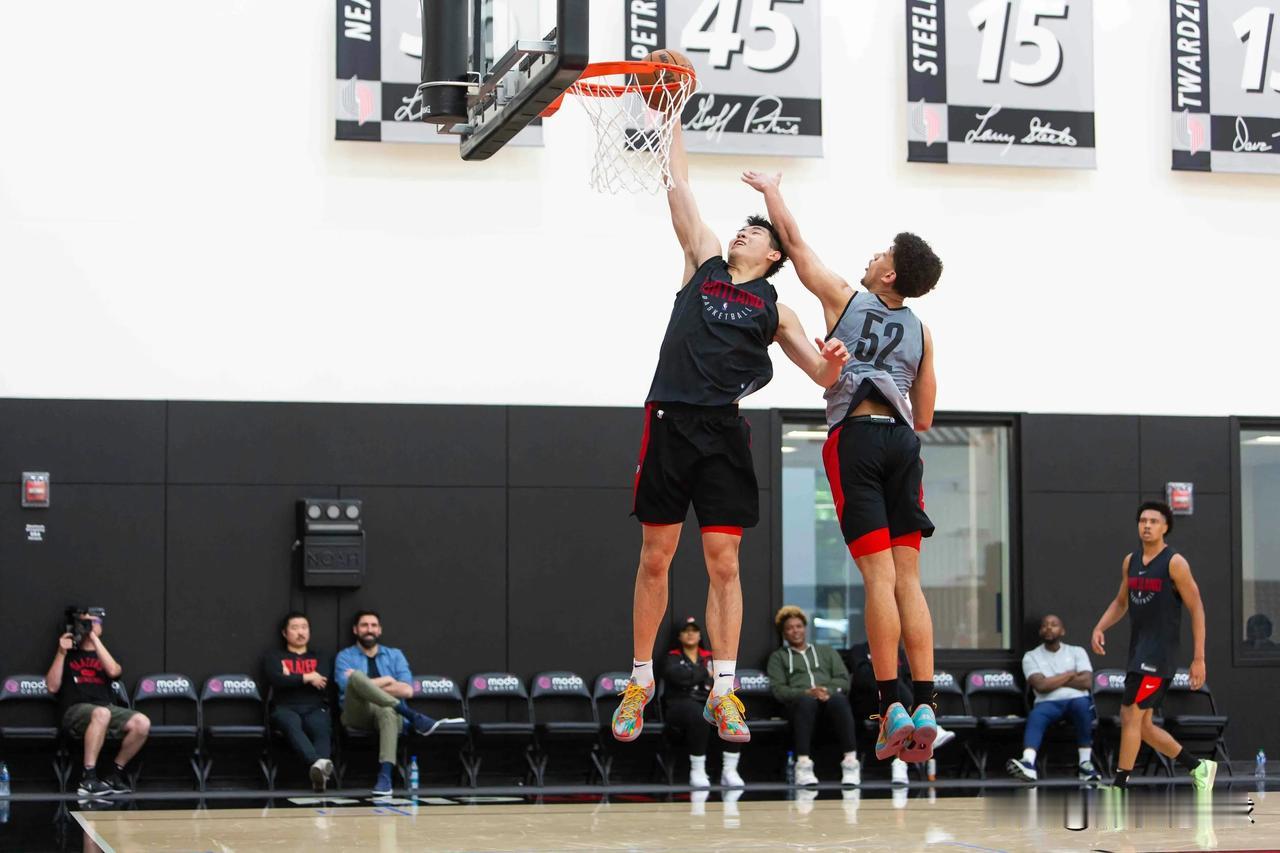 波特兰开拓者与崔永熙签订了一份Exhibit-10合同，小崔将随队参加夏联，然后