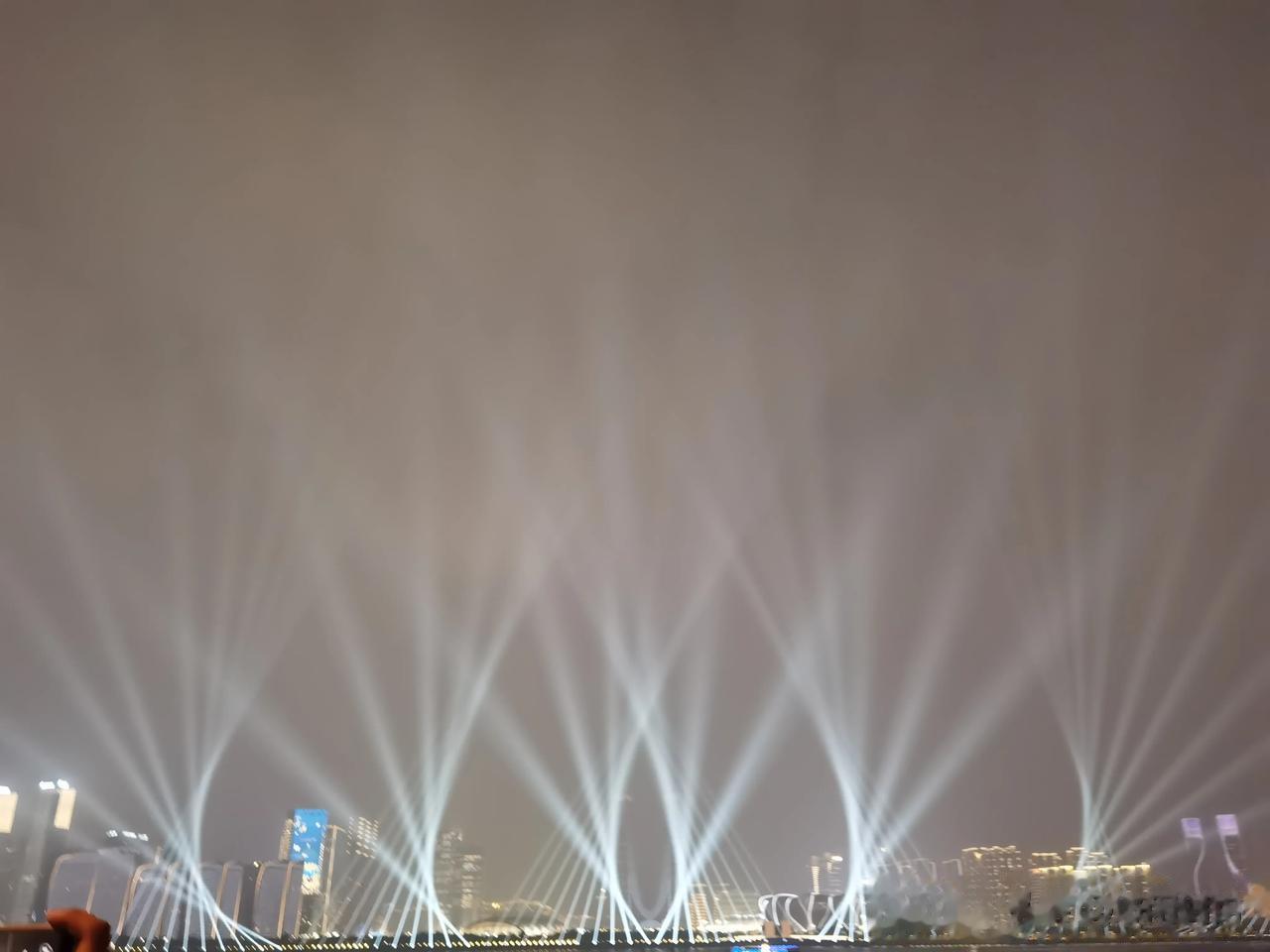 #深秋的人生心语# 我们应该珍惜生命中的每一个瞬间，去感受生命的美好和温暖。我们