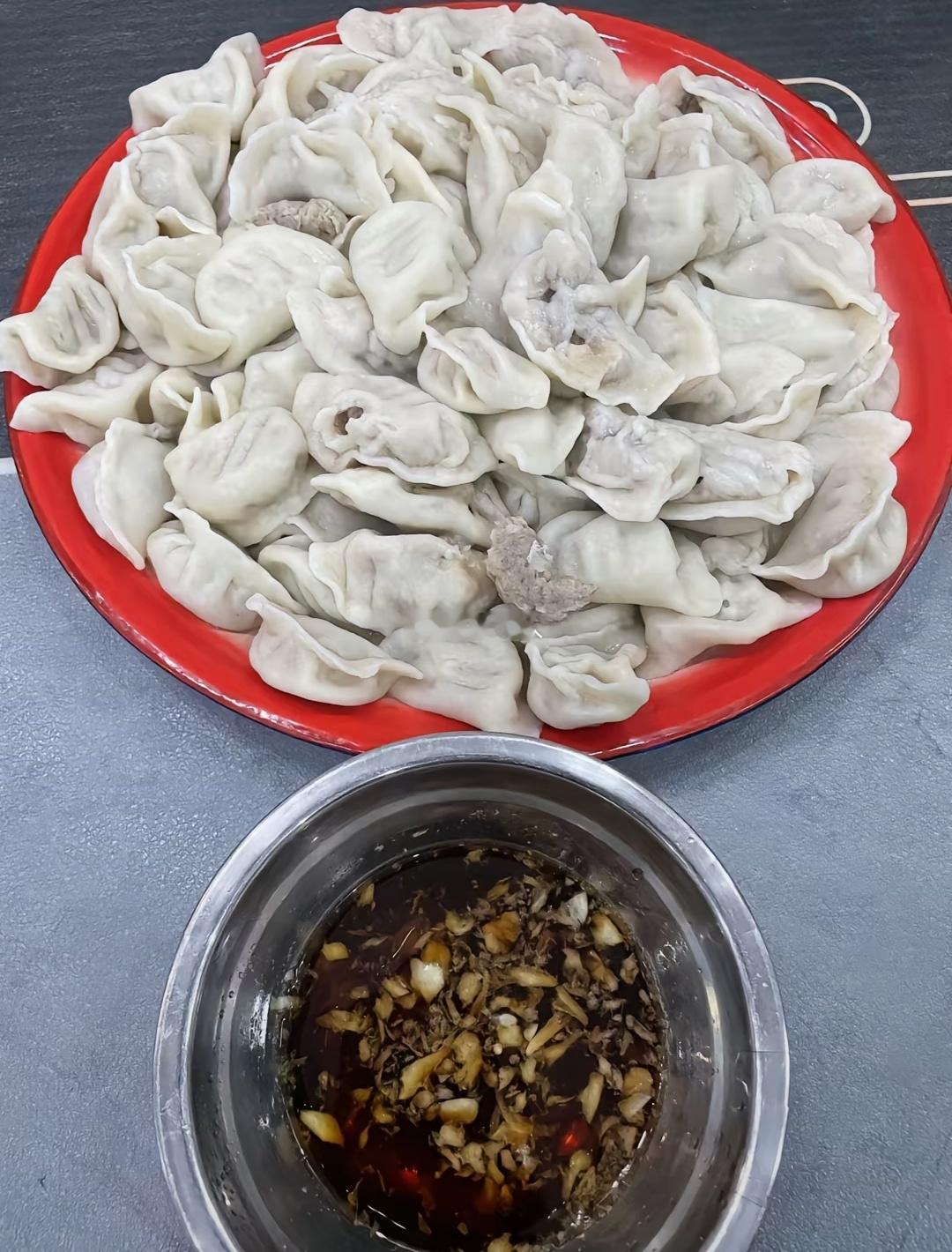 我不信这是一个人一顿的量，北方的朋友真的吃得了这么大一盘吗？ ​​​