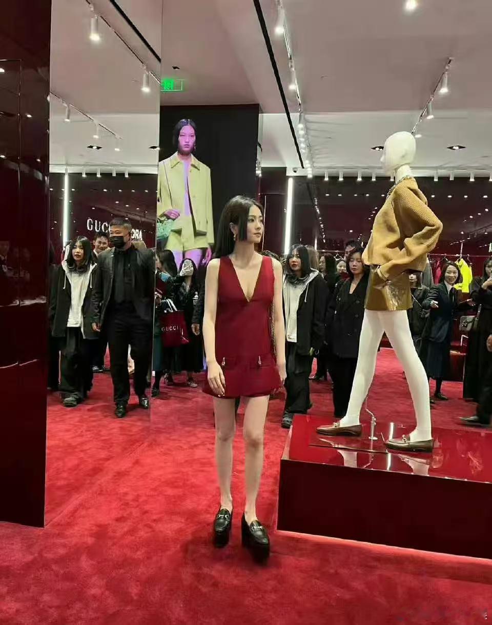 同样是丑出圈的照片，相对比谁更胜一筹呢 