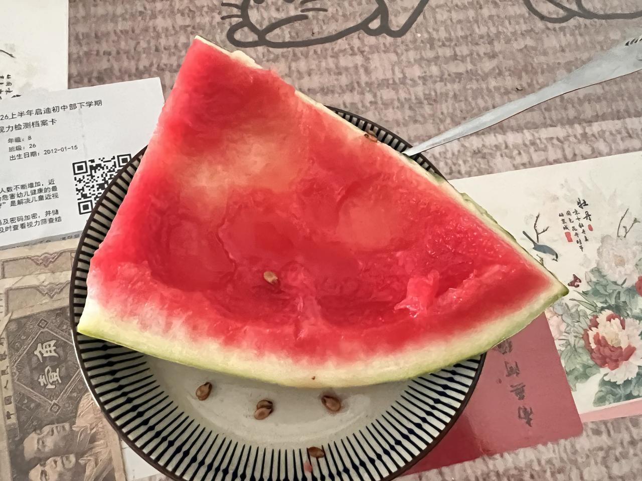 吃不动的西瓜
以前一个大西瓜还吃不够，现在四分之一的西瓜吃不动
以前西瓜对半切用