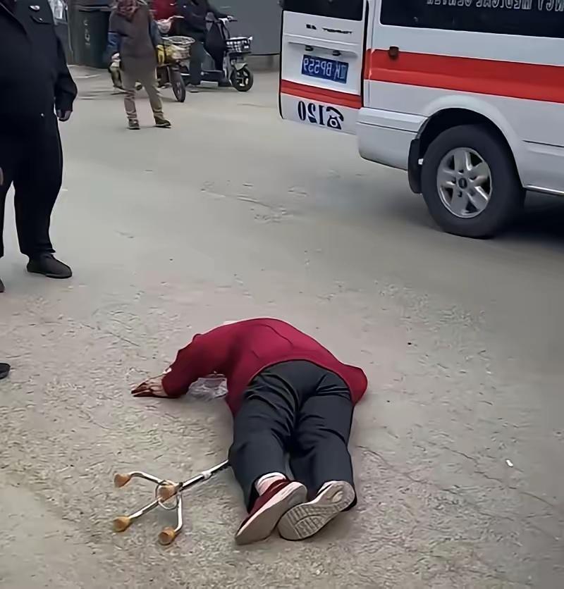 杭州62岁阿姨摔倒躺在路边25分钟，路人不敢上前搀扶，救护车接进急诊，她一口咬定