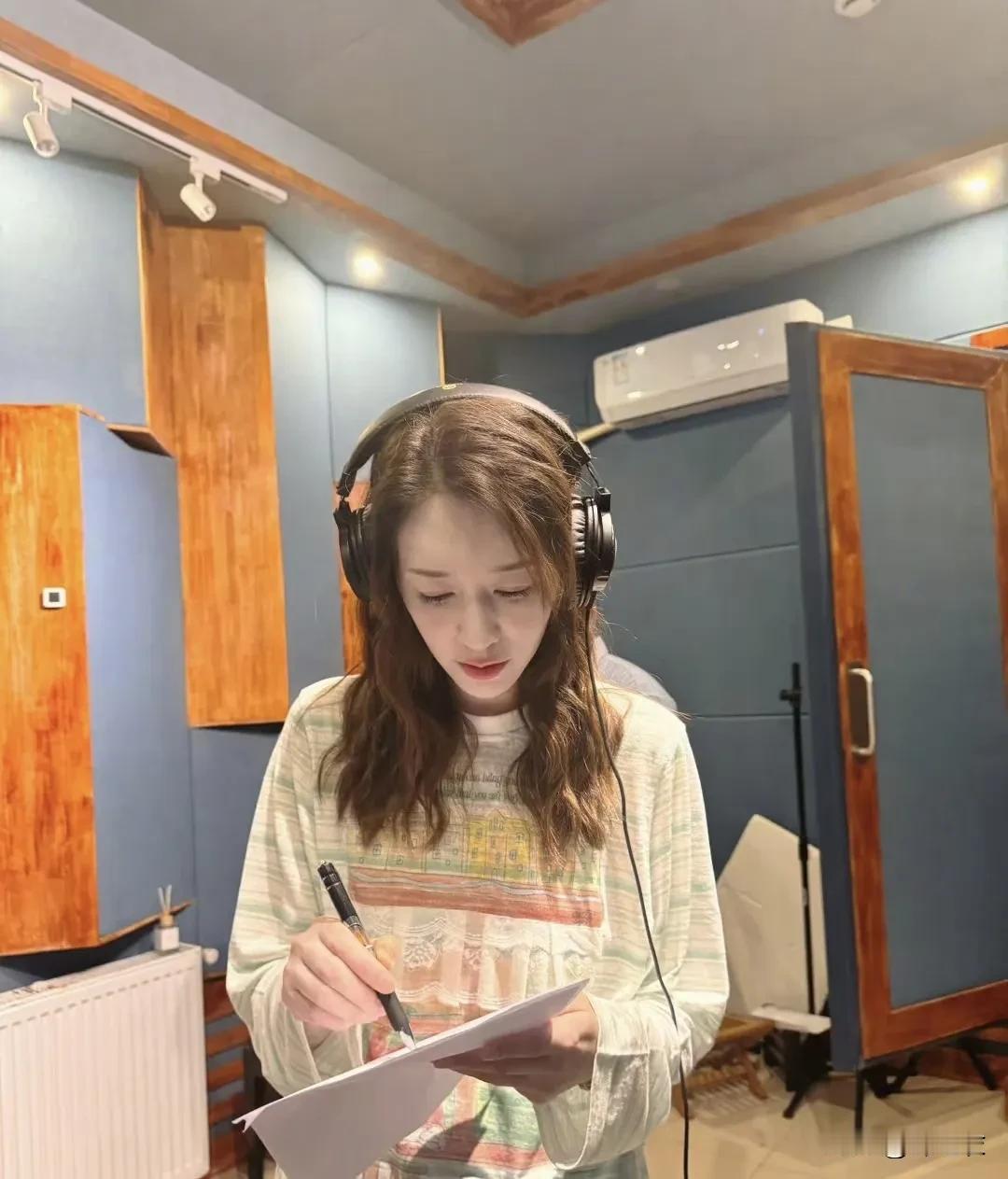 那些说李小冉没努力的人是不是只看了舞台或者对她有偏见啊！看芒果现在放出来的所有物